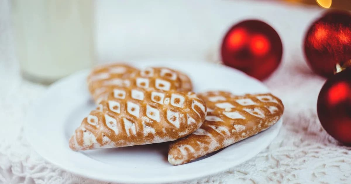 Pain d'épice au miel d'oranger, icing blanc disposé sur une assiette